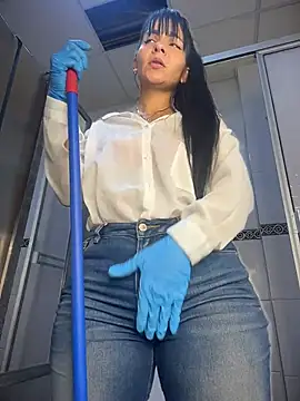 LuxeBrunetteXXX webcam