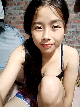 HeresThuy22 live cam on StripChat