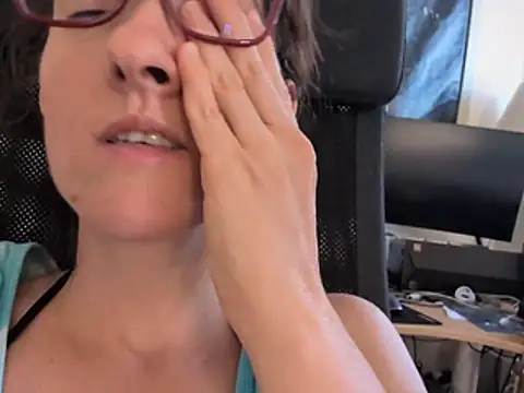Hairy_horny_mommy webcam