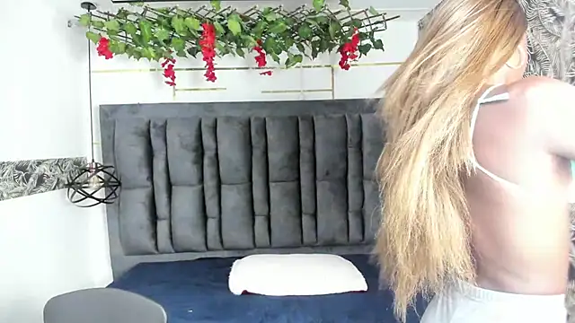 Sara_Naugty webcam