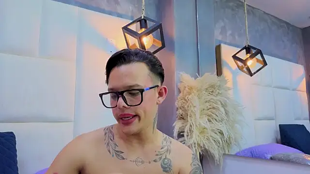 Valentino_moretti live cam on Stripchat