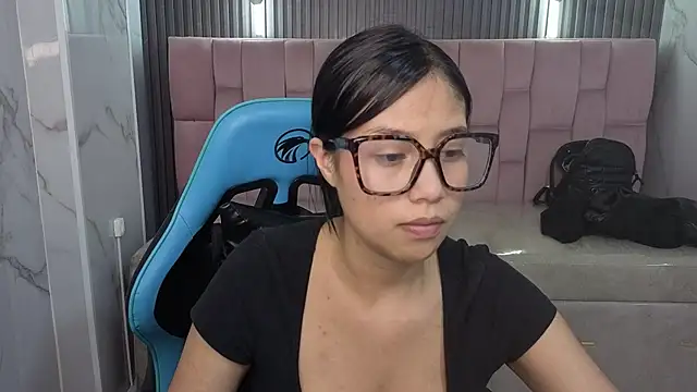 Eimy18_b live cam on StripChat