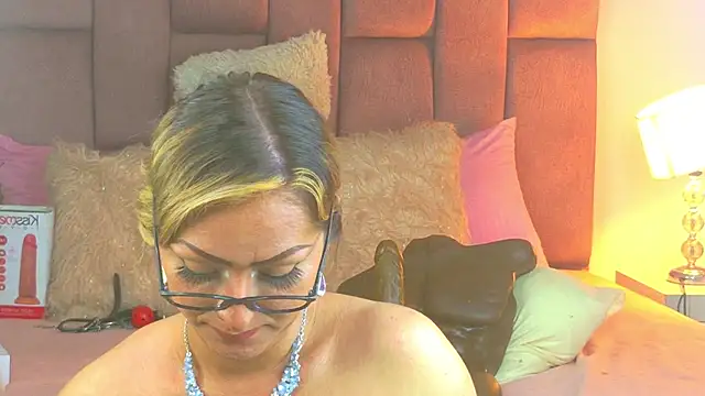 Lunitaa_Diva live cam on StripChat