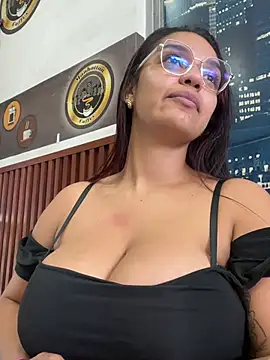 Sara-77 live sex cam