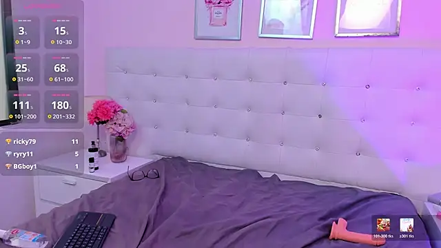 HollyBloom_ webcam