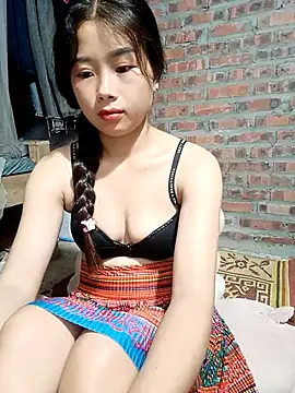 HeresThuy22 live cam on StripChat
