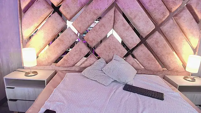 TamaraaHoney live cam on StripChat