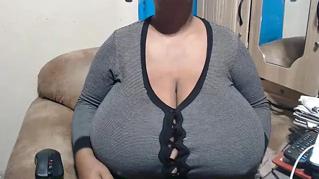 CUTEFIRMMELONSS webcam