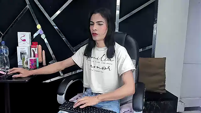 Aisha_hotts777 webcam