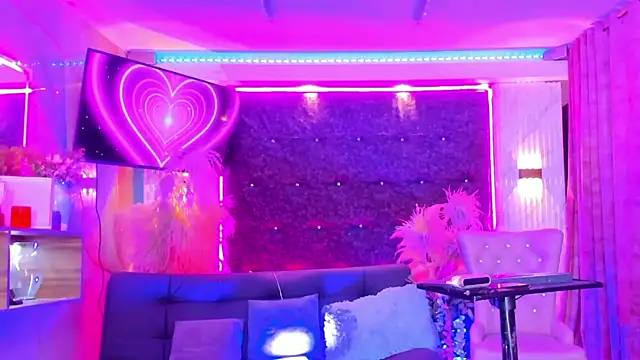 Queens_Wonders_Blonders webcam