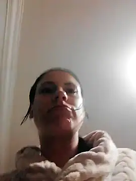 Hildaqii live cam on StripChat
