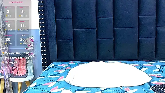 dominikk018 live cam on StripChat