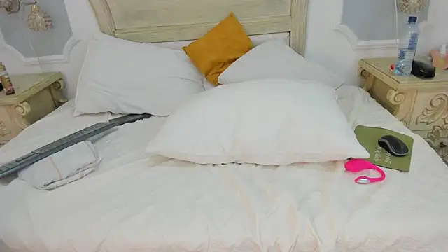 elara_evans webcam