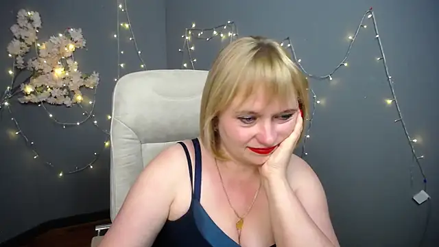 KiraSmiling webcam