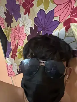 Maxwithsexybody live sex cam