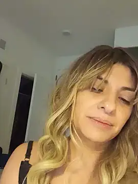 nadianaughty2's live room