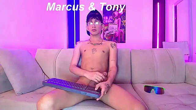 Marcus_and_Tony live cam on StripChat