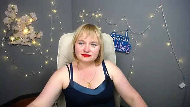 KiraSmiling webcam