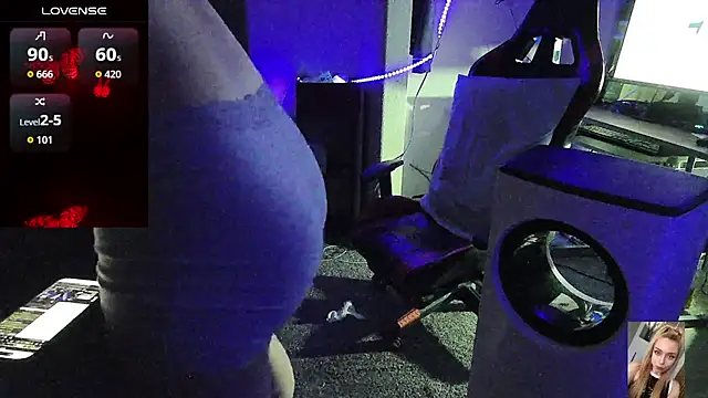 Blondiewithanass webcam