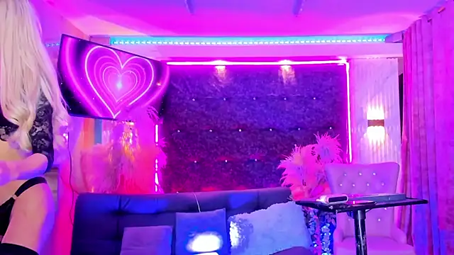 Queens_Wonders_Blonders webcam