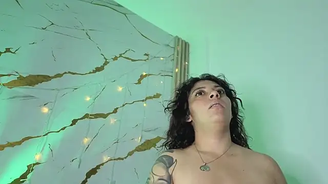 Iam_Issaa_ webcam