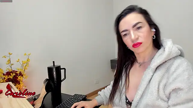 caroline_host live cam on StripChat