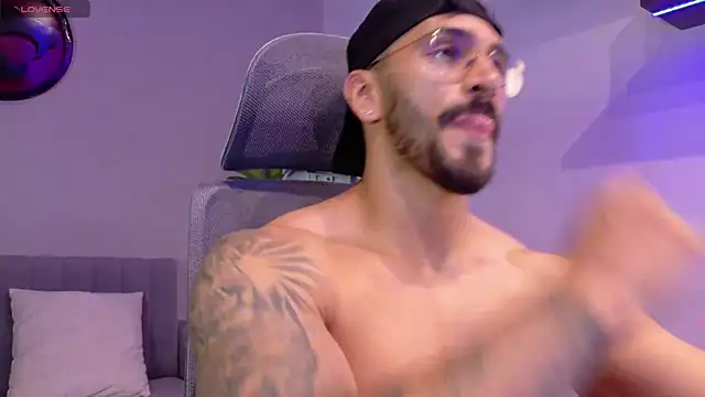 tony_muscle live cam on StripChat