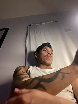 Tatuadomoreno23cm live cam on StripChat