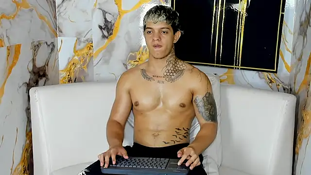 Noah__Browm live cam on StripChat