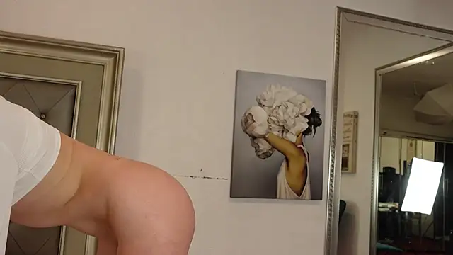LeilaBie webcam