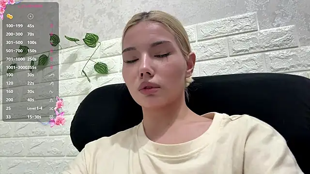HolliMalory webcam