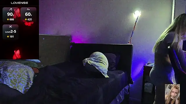 Blondiewithanass webcam