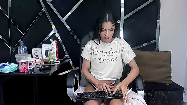 Aisha_hotts777 webcam