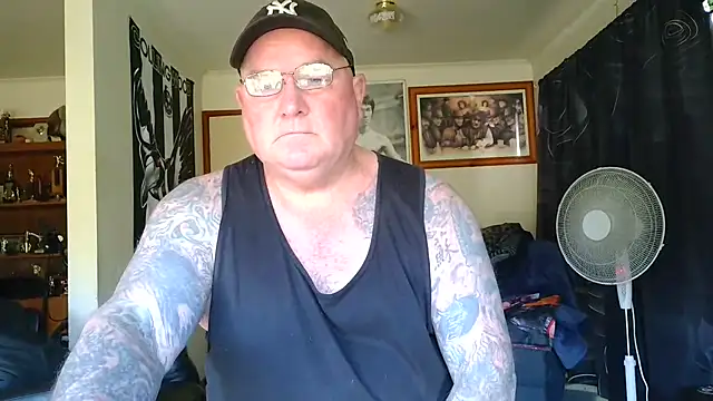 kinkyblueyes69 (M mature) - CLOTHES OFF NUDE