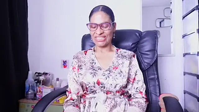 Aries_Mature webcam