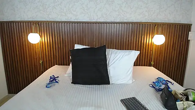 Ariana_Wayne webcam