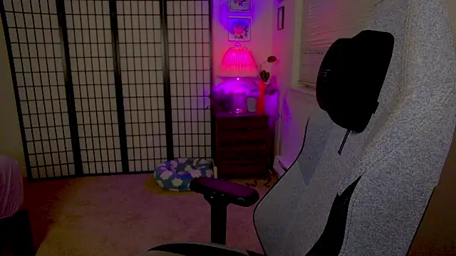 KiraSpitQueen webcam