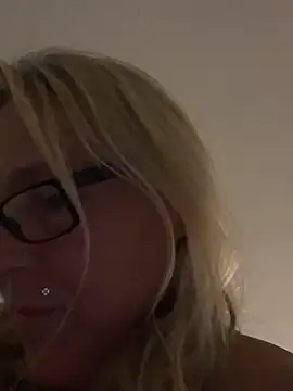 Blondnboujee53 webcam