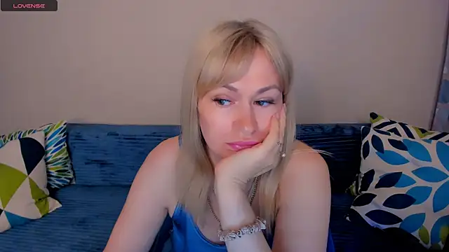 EllenMoore live cam on StripChat