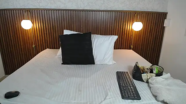 Ariana_Wayne webcam