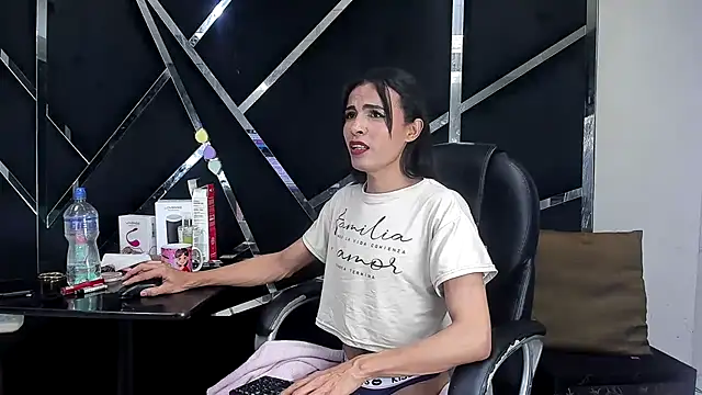 Aisha_hotts777 webcam