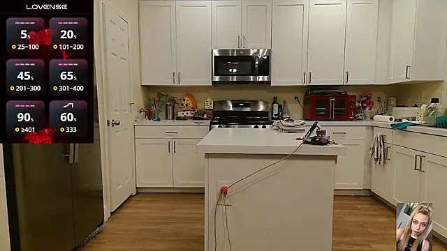 Blondiewithanass webcam