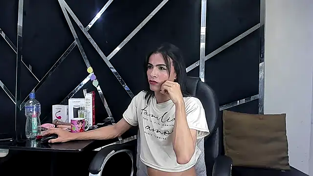 Aisha_hotts777 webcam