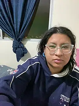 sarah12333 live cam on StripChat