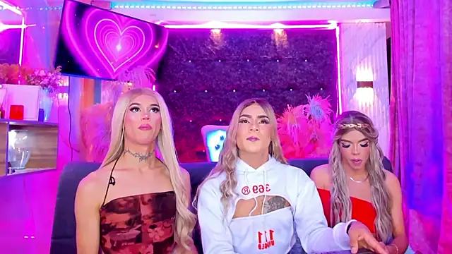 Queens_Wonders_Blonders webcam