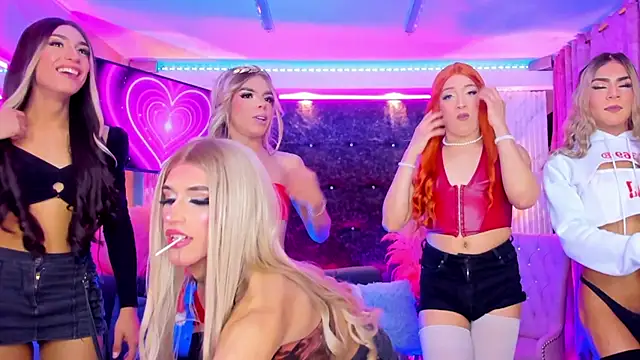Queens_Wonders_Blonders webcam