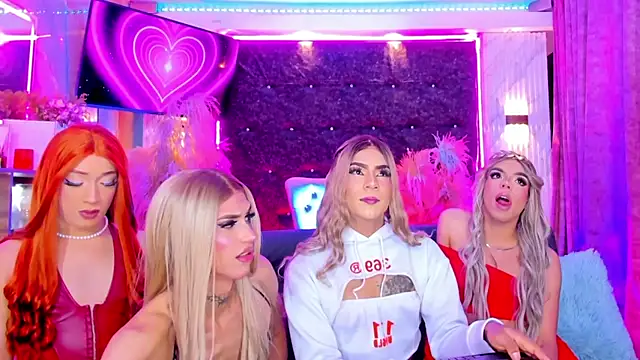 Queens_Wonders_Blonders webcam