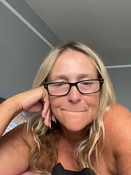 Blondnboujee53 webcam