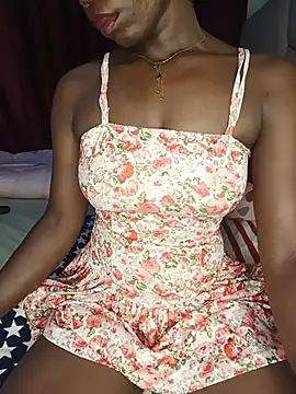NicRaisaa webcam