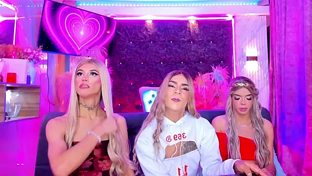 Queens_Wonders_Blonders webcam
